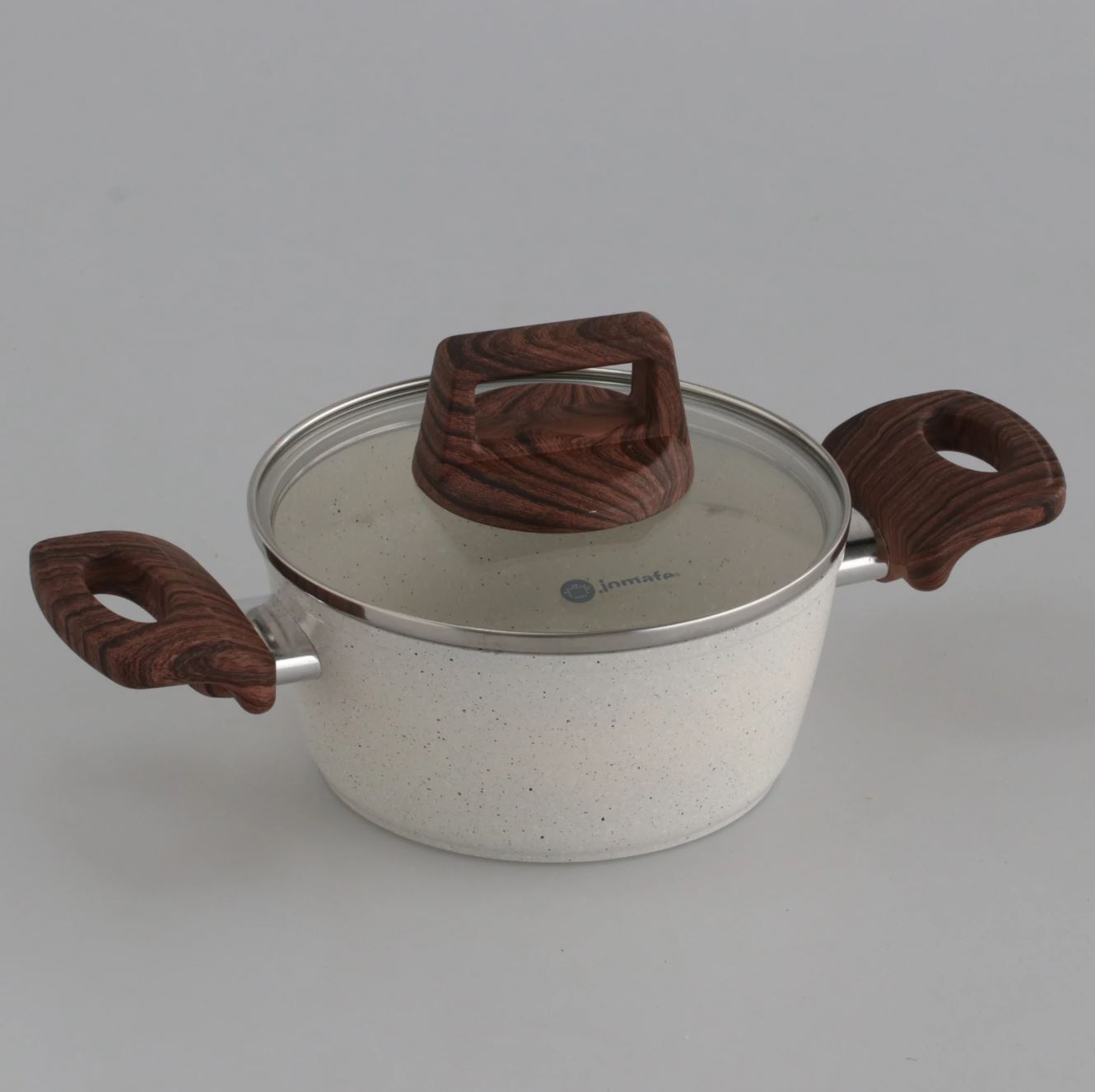 Caçarola branca com tampa de vidro e pegas em padrão madeira castanha