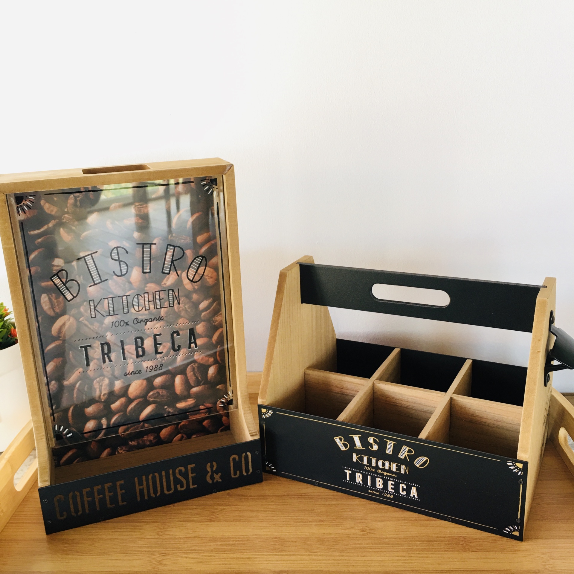 Duas caixas organizadoras de madeira com compartimentos e texto decorativo sobre cafés, fundo branco.