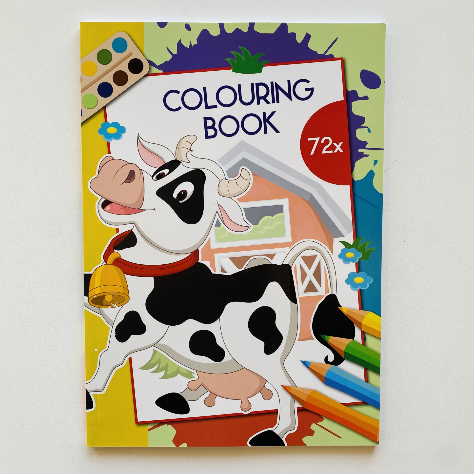 Capa de livro de colorir com vaca e lápis de cor