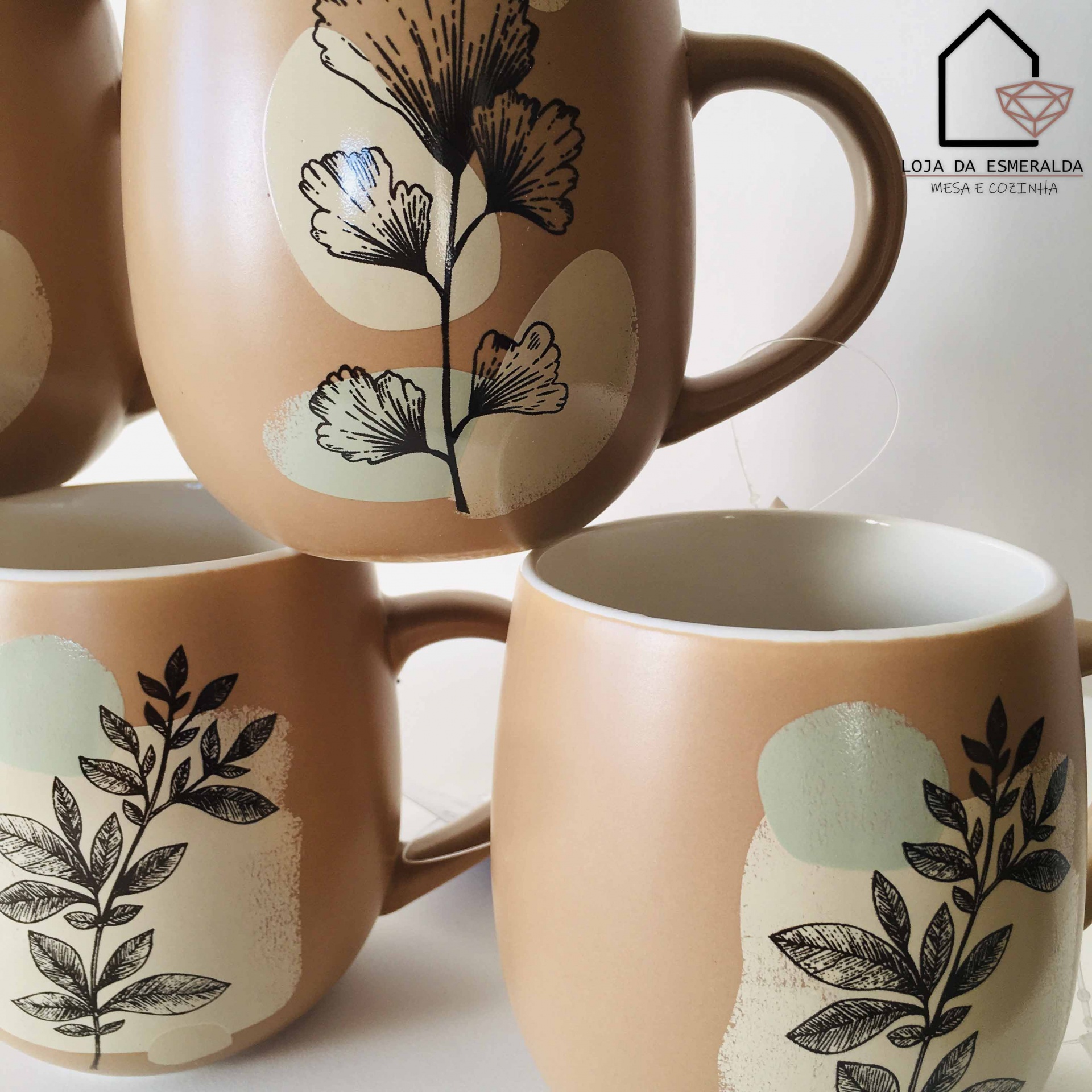 Canecas em cerâmica bege com desenhos de folhas e círculos pastel