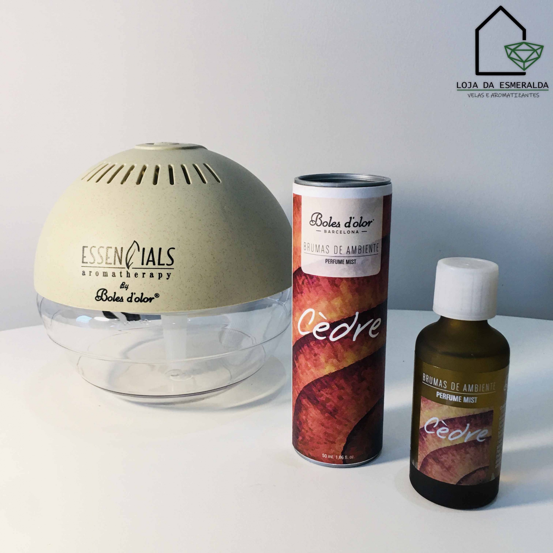 Difusor aromaterapia beige com frasco e spray de brumas de ambiente Cèdre num fundo branco.