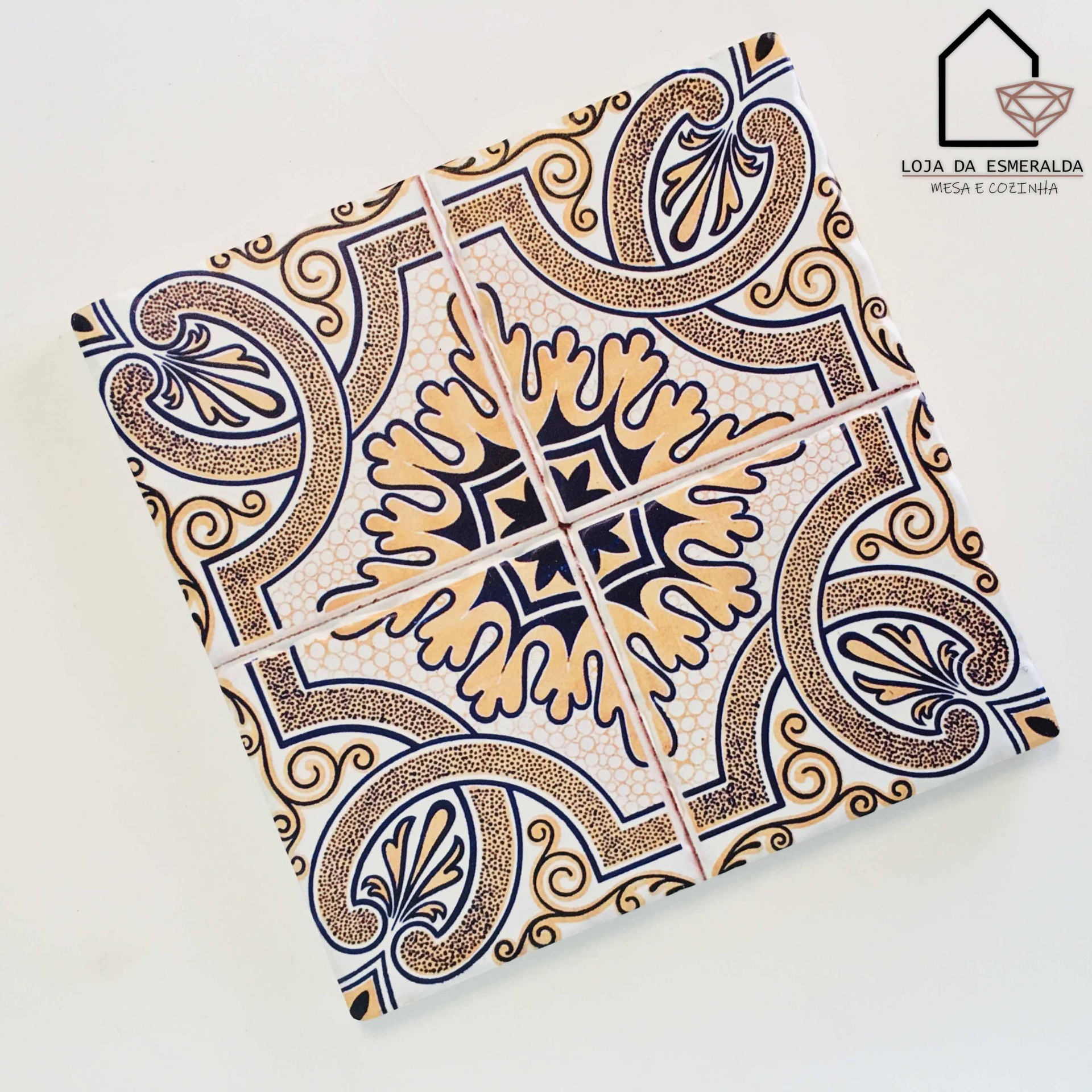 Quatro azulejos decorativos com padrão geométrico azul e bege