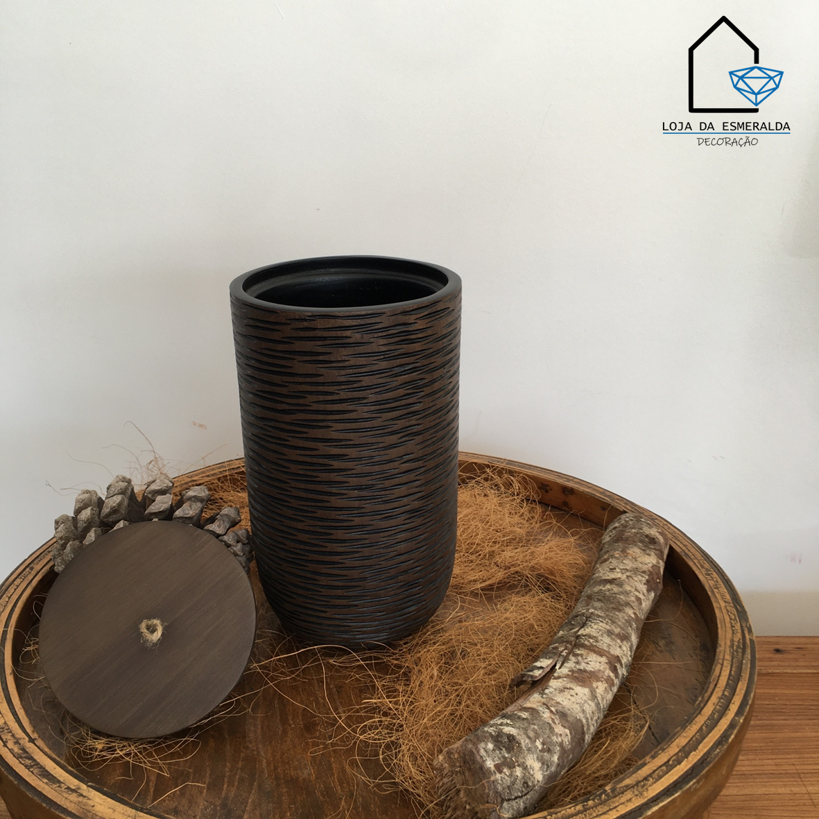 Vaso decorativo cilíndrico em madeira escura com textura e tampa ao lado