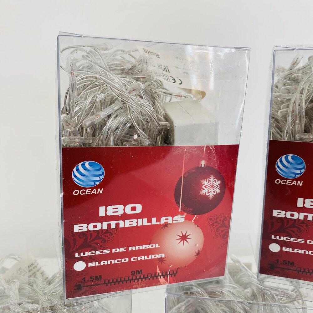 Conjunto de luzes de Natal com 180 lâmpadas em embalagem plástica transparente com rótulo vermelho.