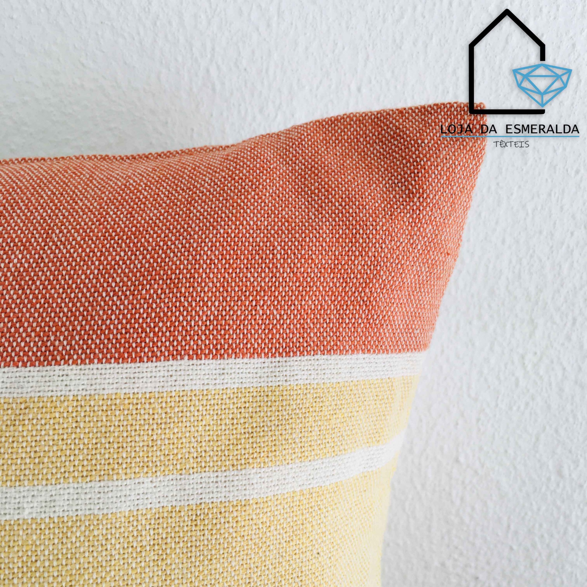 Almofada listrada com cores amarelo, branco e castanho alaranjado