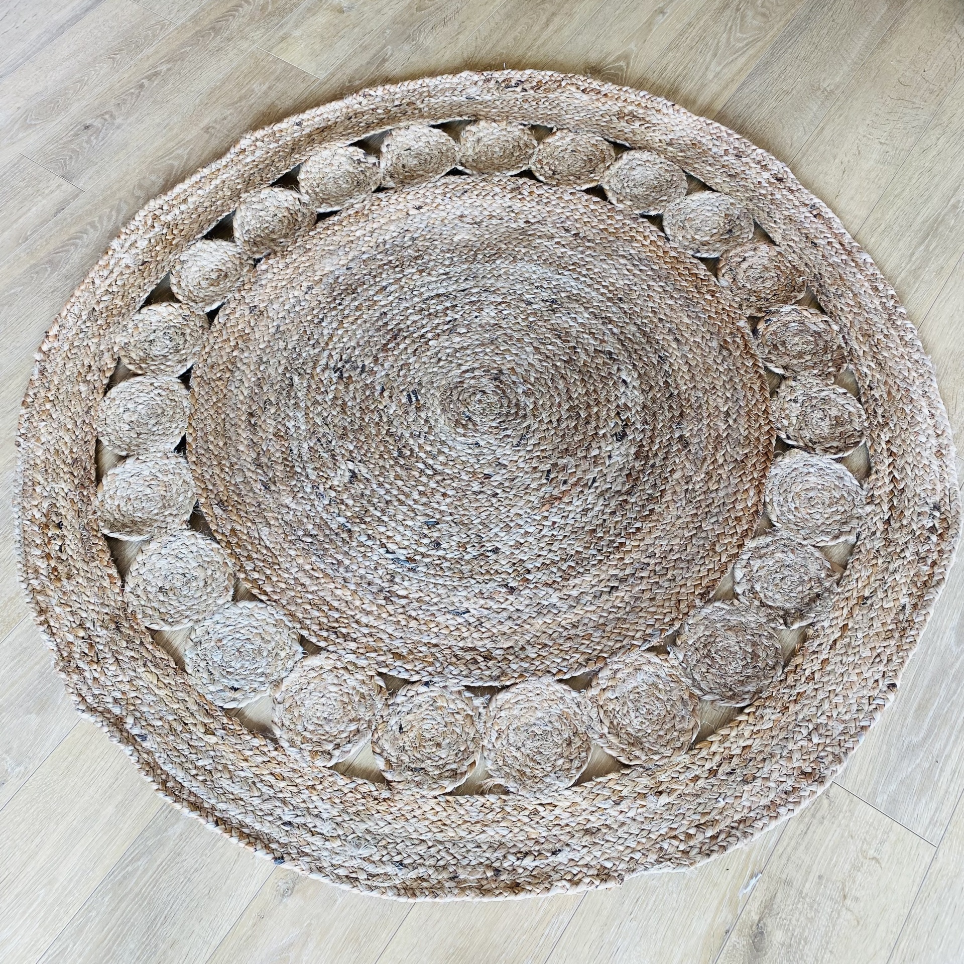 Tapete redondo de fibras naturais bege com padrão circular