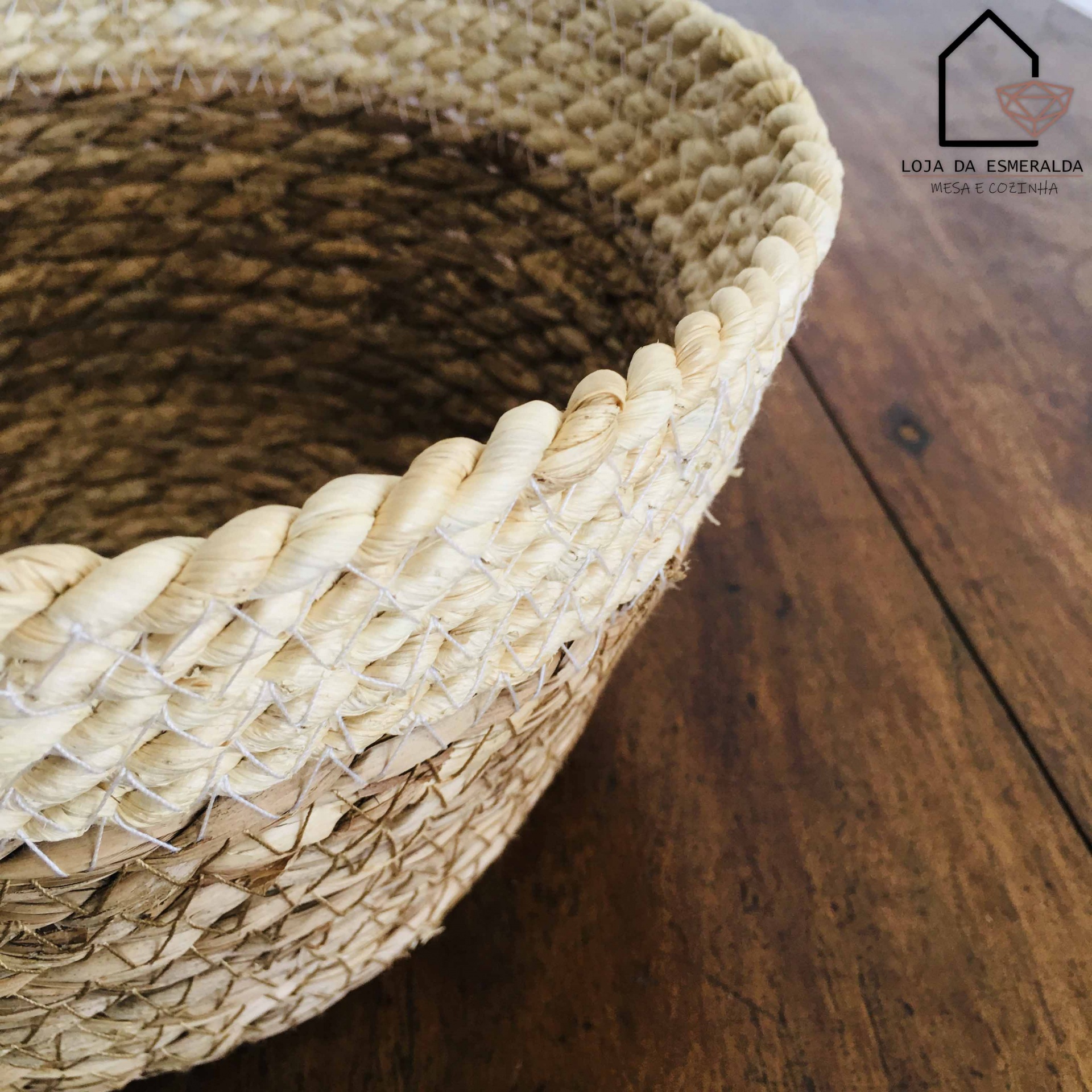 Cesto trançado em fibras naturais em madeira escura com logotipo LOJA DA ESMERALDA