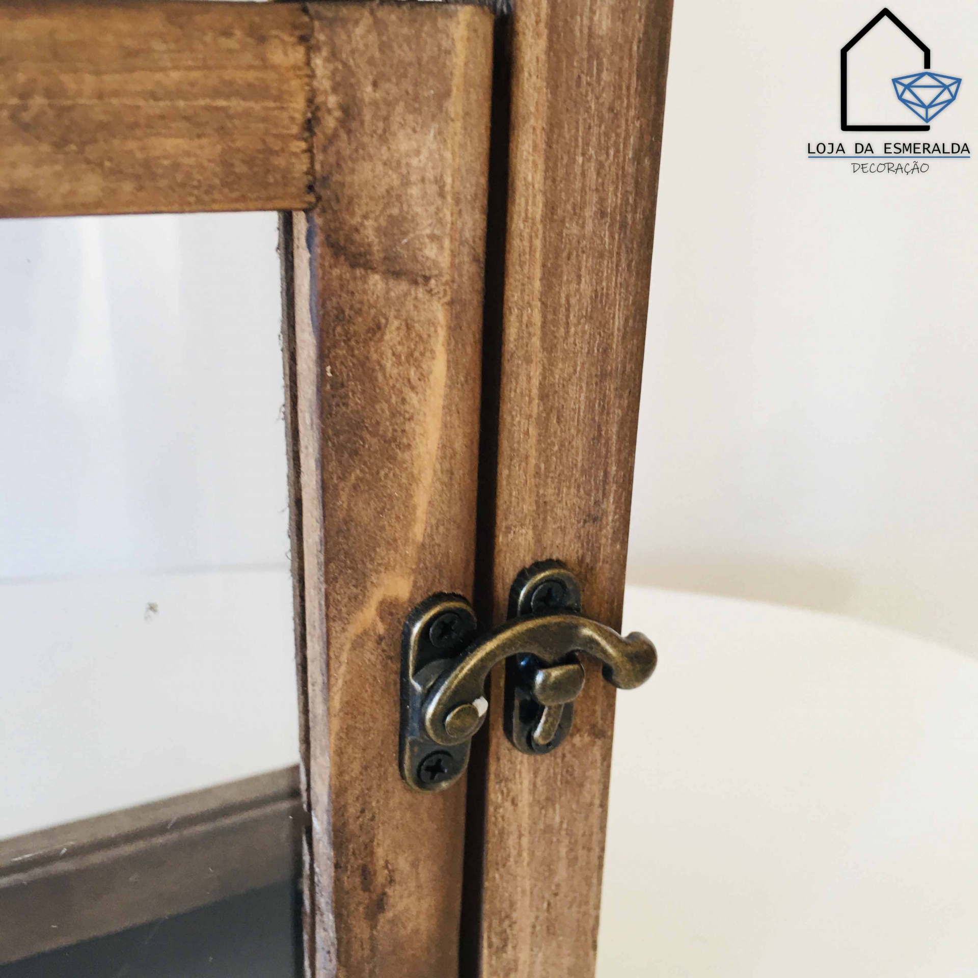 Portas de madeira com vidro e fecho metálico