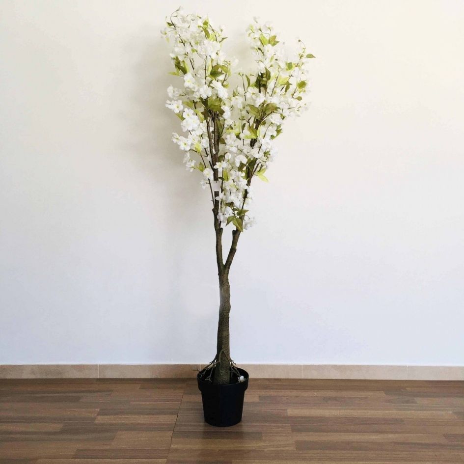 Árvore artificial com flores brancas e folhas verdes em vaso preto