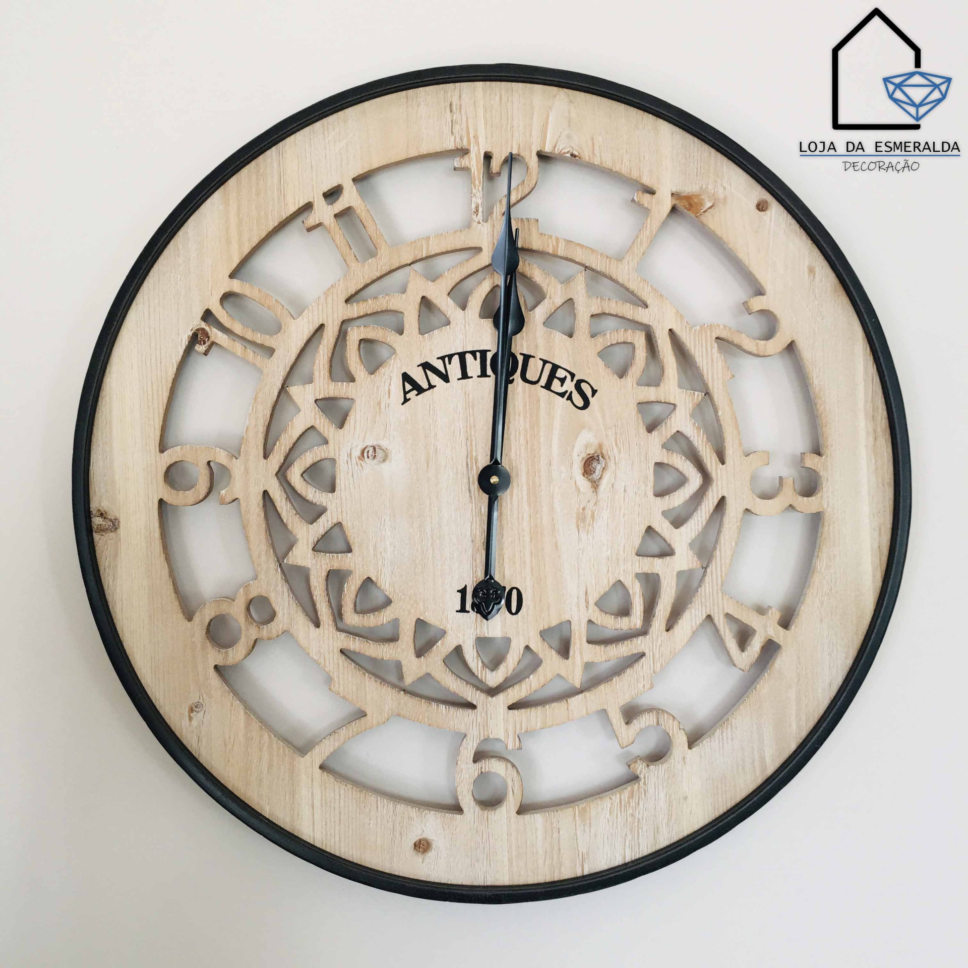 Relógio de parede vintage em madeira clara e preto com inscrições ANTIGUIDADES 1870