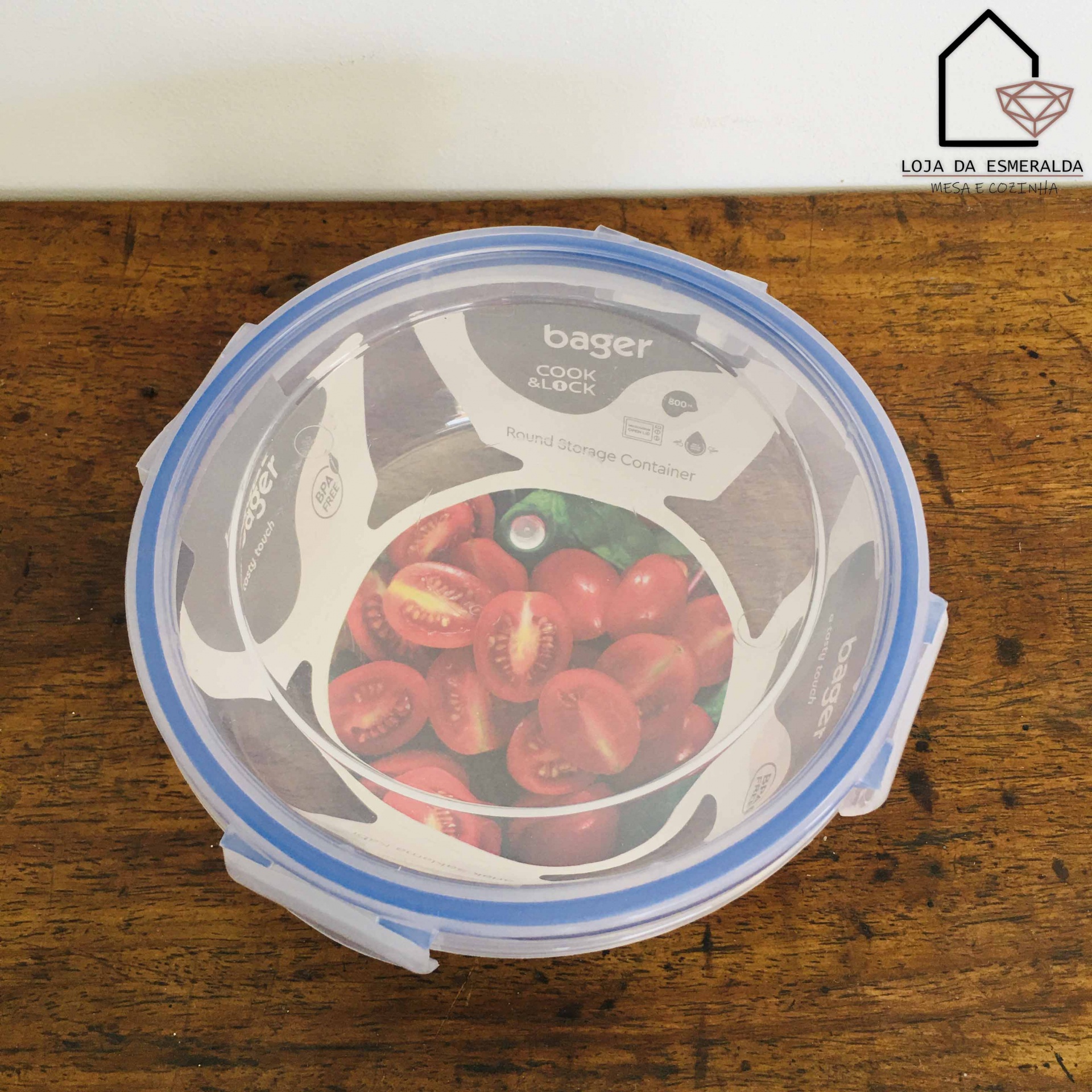 Recipiente redondo transparente com tampa azul e tomates dentro.