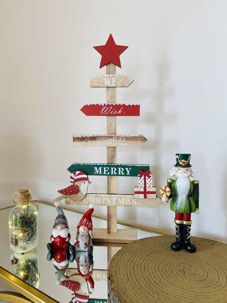 Decoração de Natal em madeira com estrelas, boneco quebra-nozes e duendes