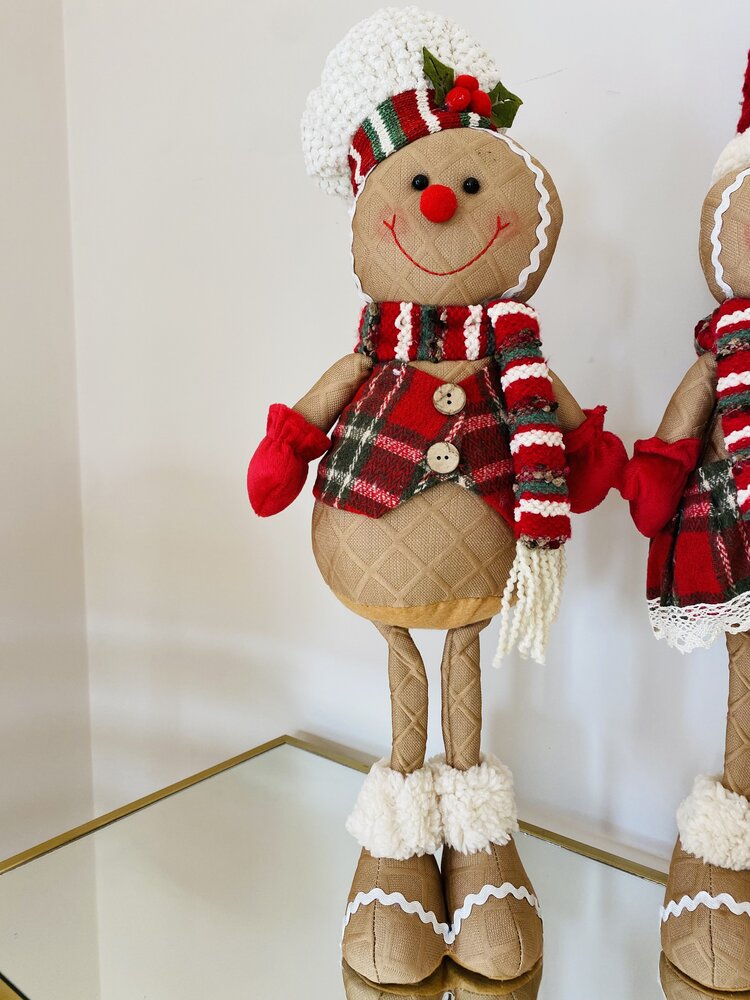 Boneco de Natal decorativo com colete xadrez e gorro branco com frutos vermelhos