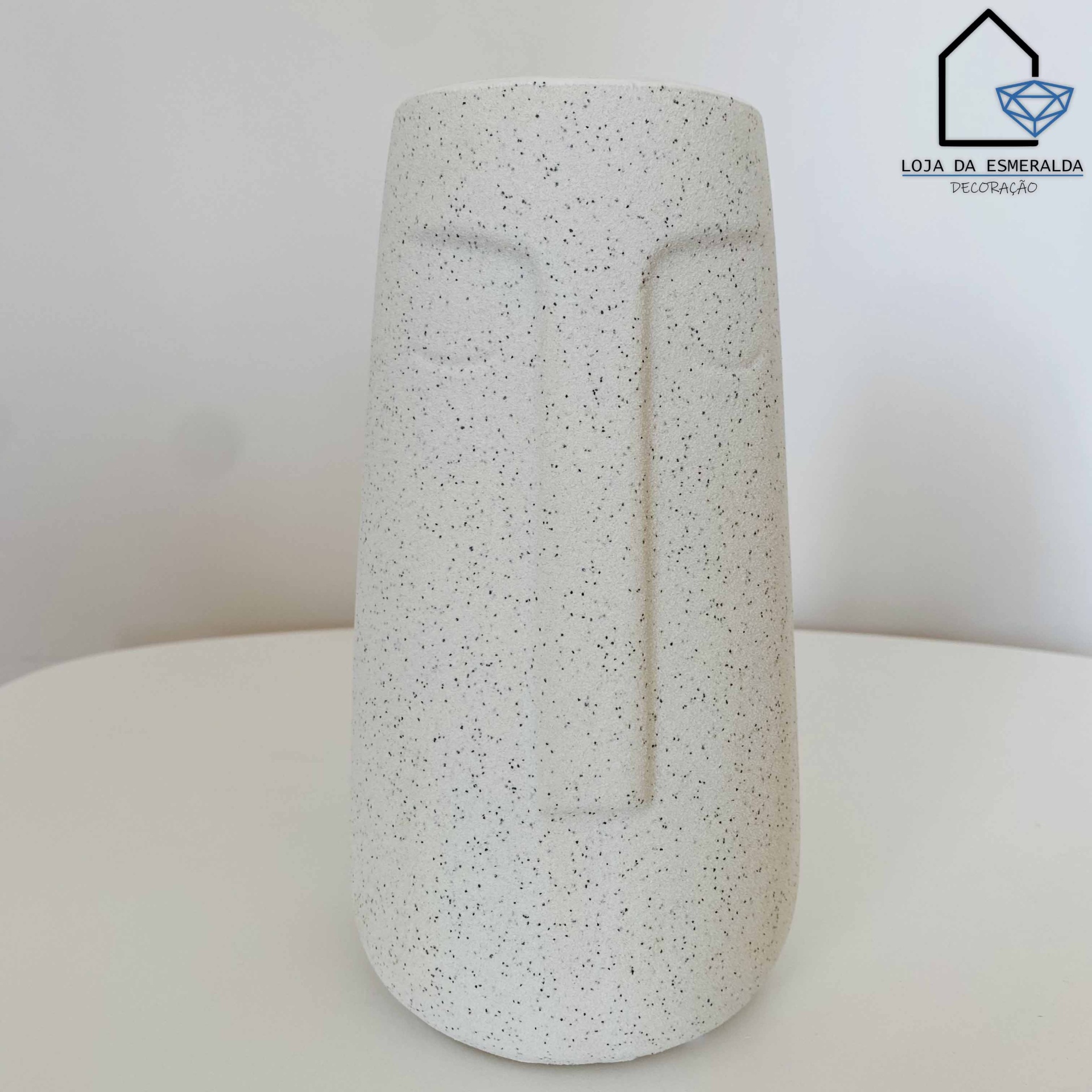Vaso decorativo branco com textura pontilhada preta em forma de rosto