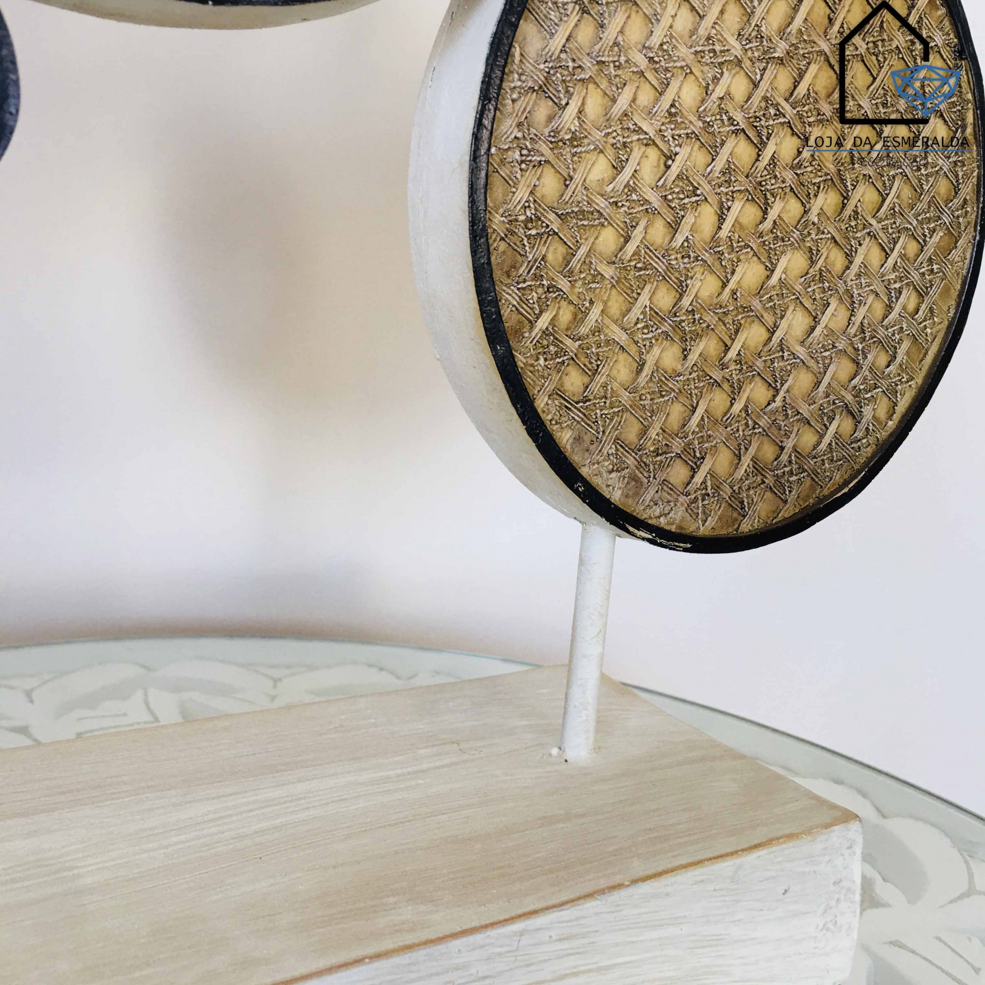 Escultura redonda trançada em base de madeira clara