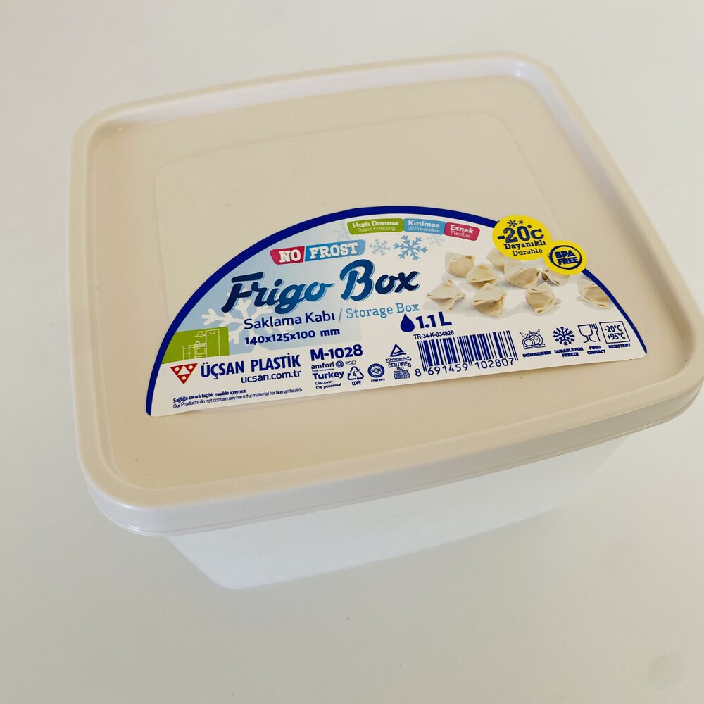 Caixa plástica branca Frigo Box com tampa bege e etiqueta azul