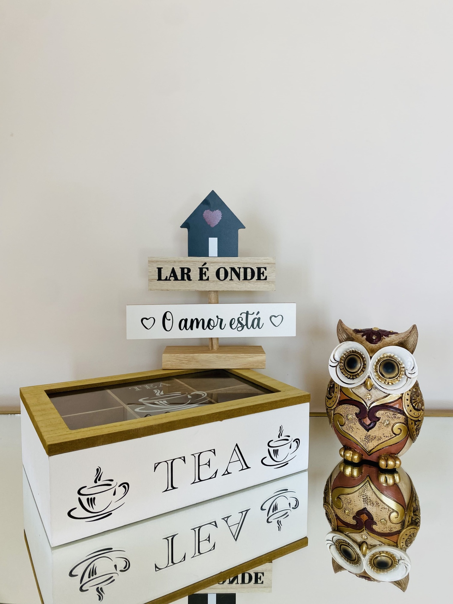 caixa de chá branca com tampa de vidro, flâmula decorativa com texto, figura decorativa de coruja dourada