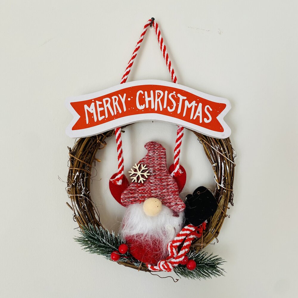 Coroa de Natal decorativa com gnomo, ramos secos, placa 'MERRY CHRISTMAS'