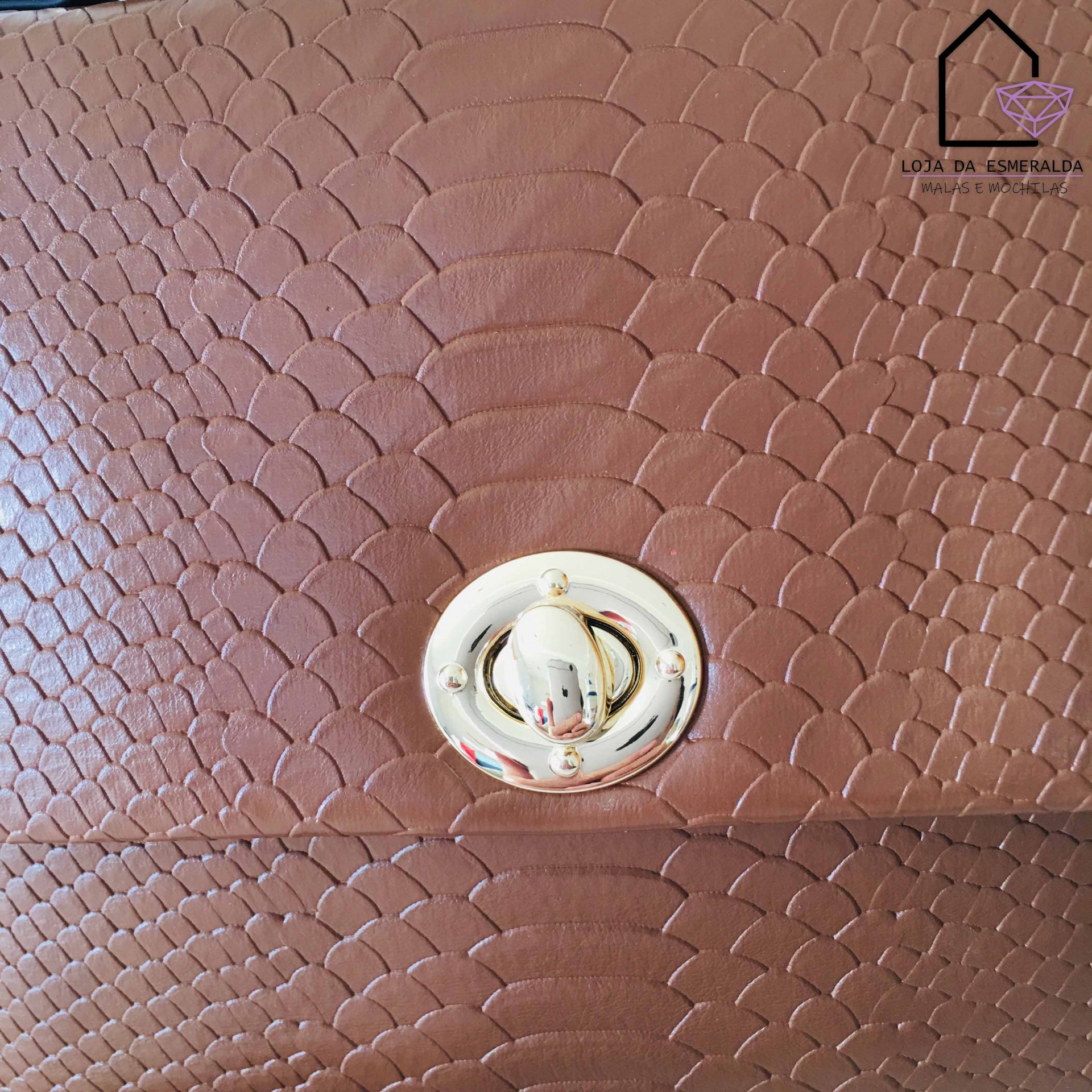 Bolsa castanha texturizada com fecho metálico oval dourado