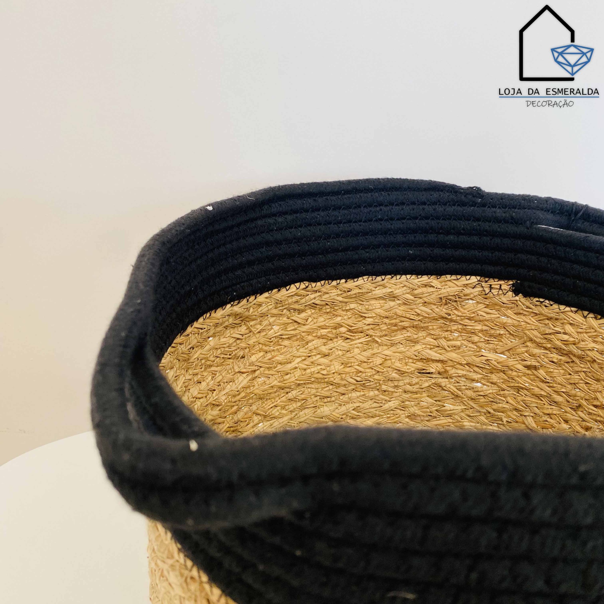 Cesto decorativo redondo em fibra natural com borda preta