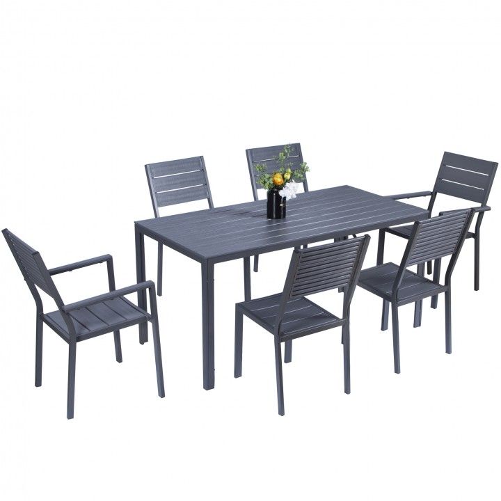 Conjunto de mesa e seis cadeiras de jardim cinza escuro em metal com um jarro de flores no centro.