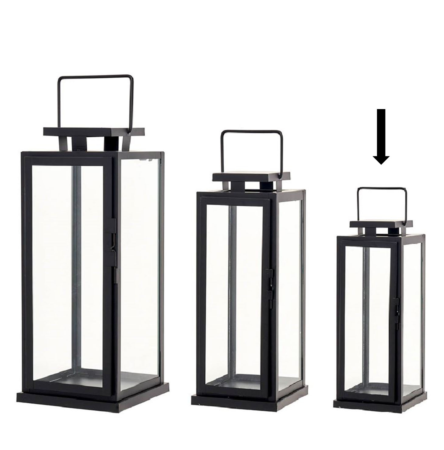 Conjunto de três lanternas retangulares em metal preto e vidro, com pega quadrada no topo, tamanhos decrescentes e uma seta a apontar para a menor.