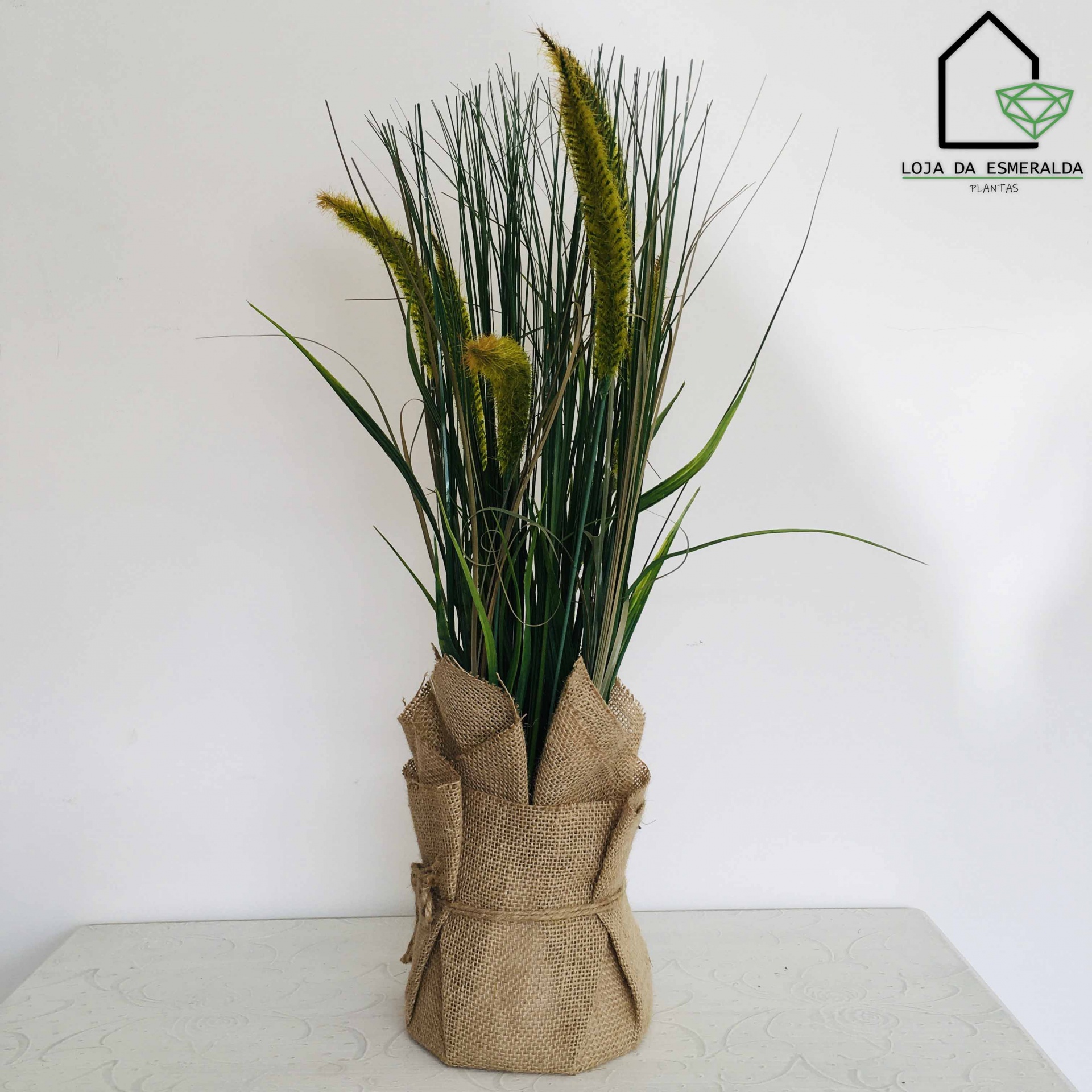 Vaso com plantas artificiais decorativas e tecido de juta