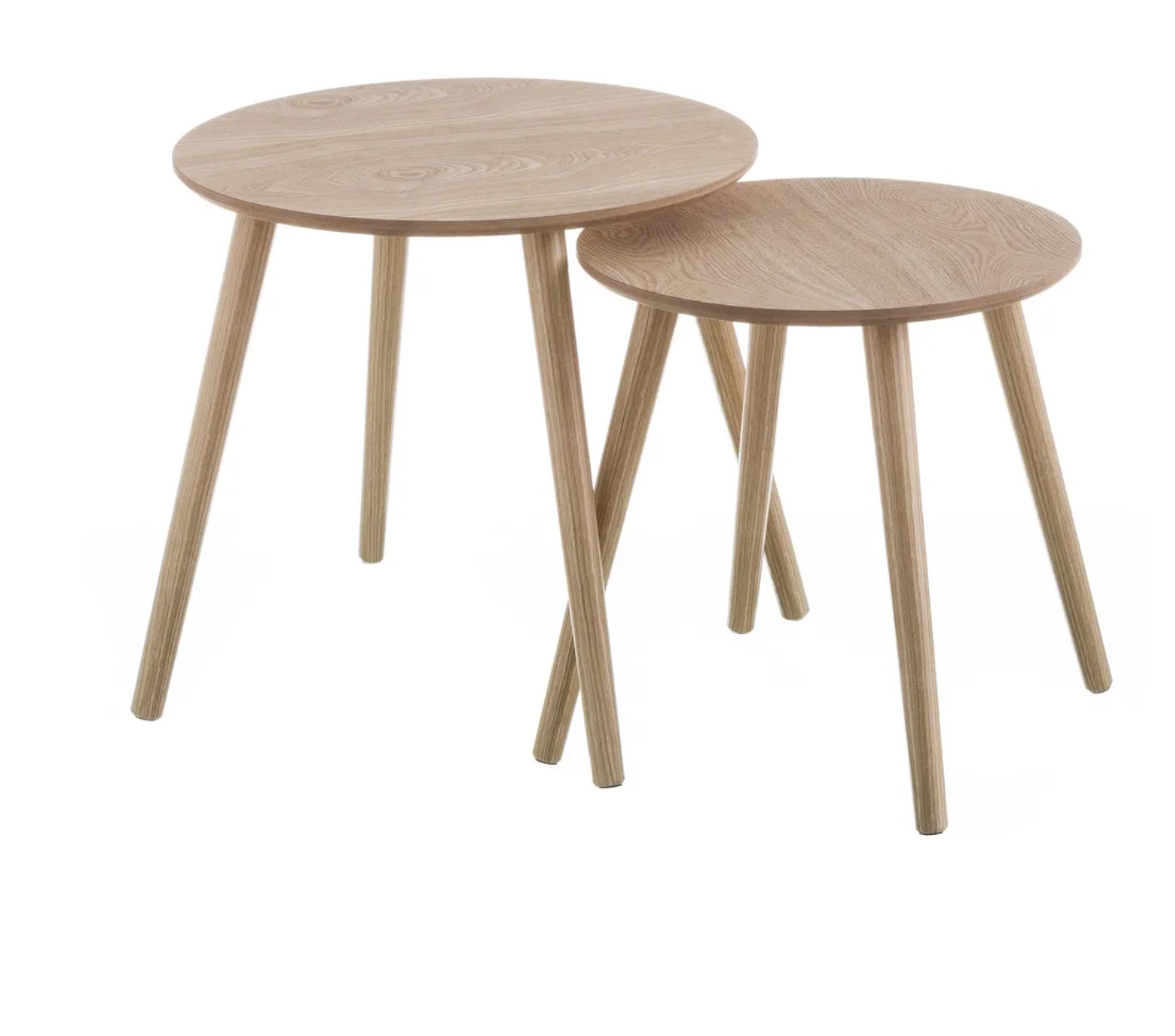 Duas mesas de apoio redondas em madeira clara sobre fundo branco