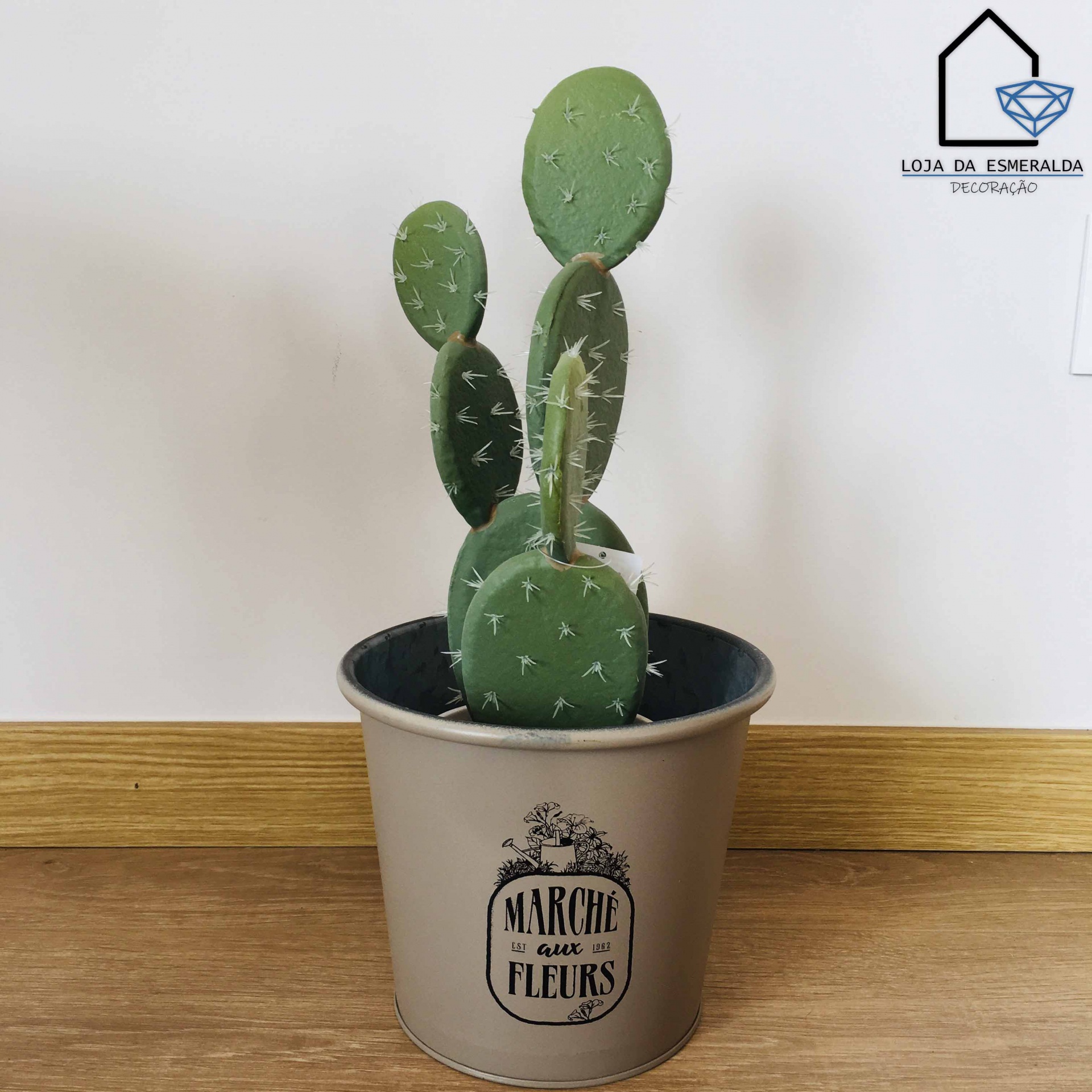 Planta artificial de cactus verde num vaso cinza com texto 'MARCHE AUX FLEURS'