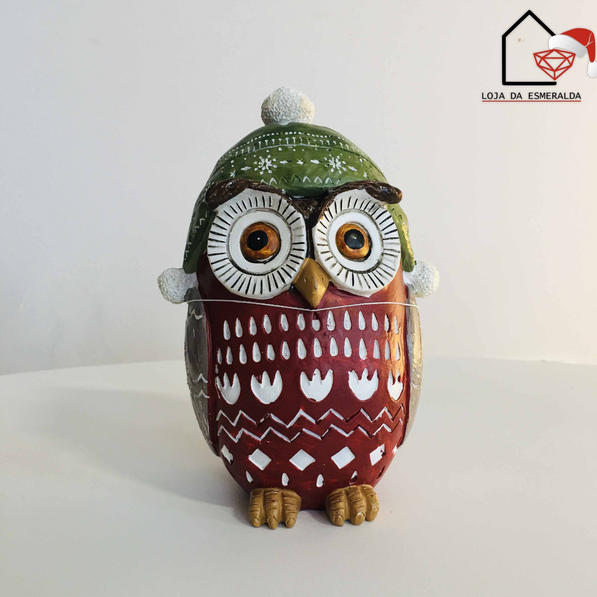 Figura decorativa de coruja em cerâmica com gorro verde e corpo vermelho com padrões brancos