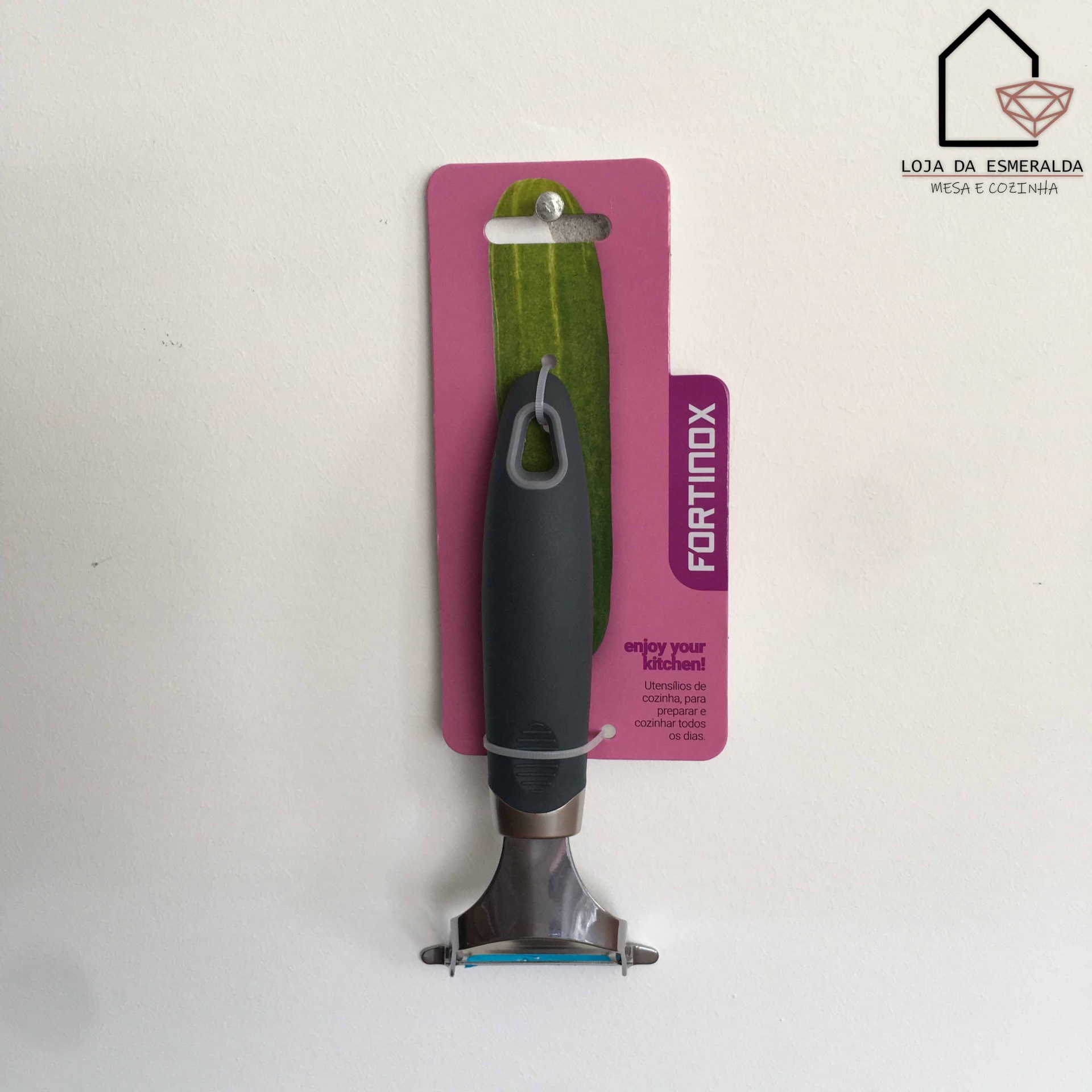 Descascador de cozinha FORTINOX com cabo preto e lâmina metálica em embalagem rosa