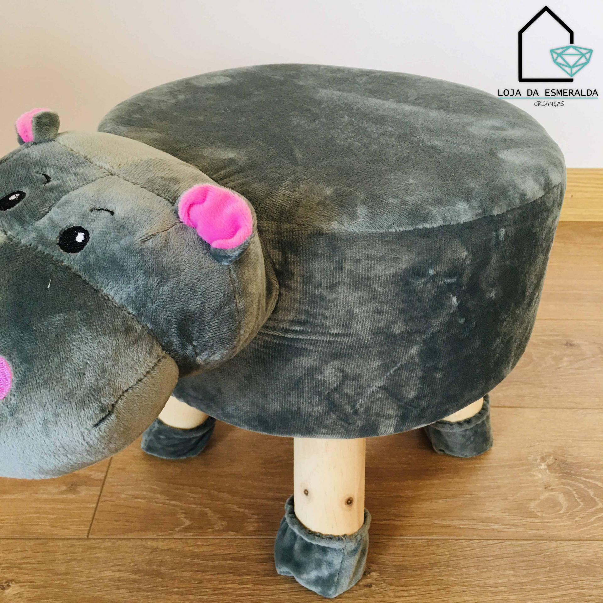 Pufe infantil em forma de hipopótamo cinzento com pernas de madeira