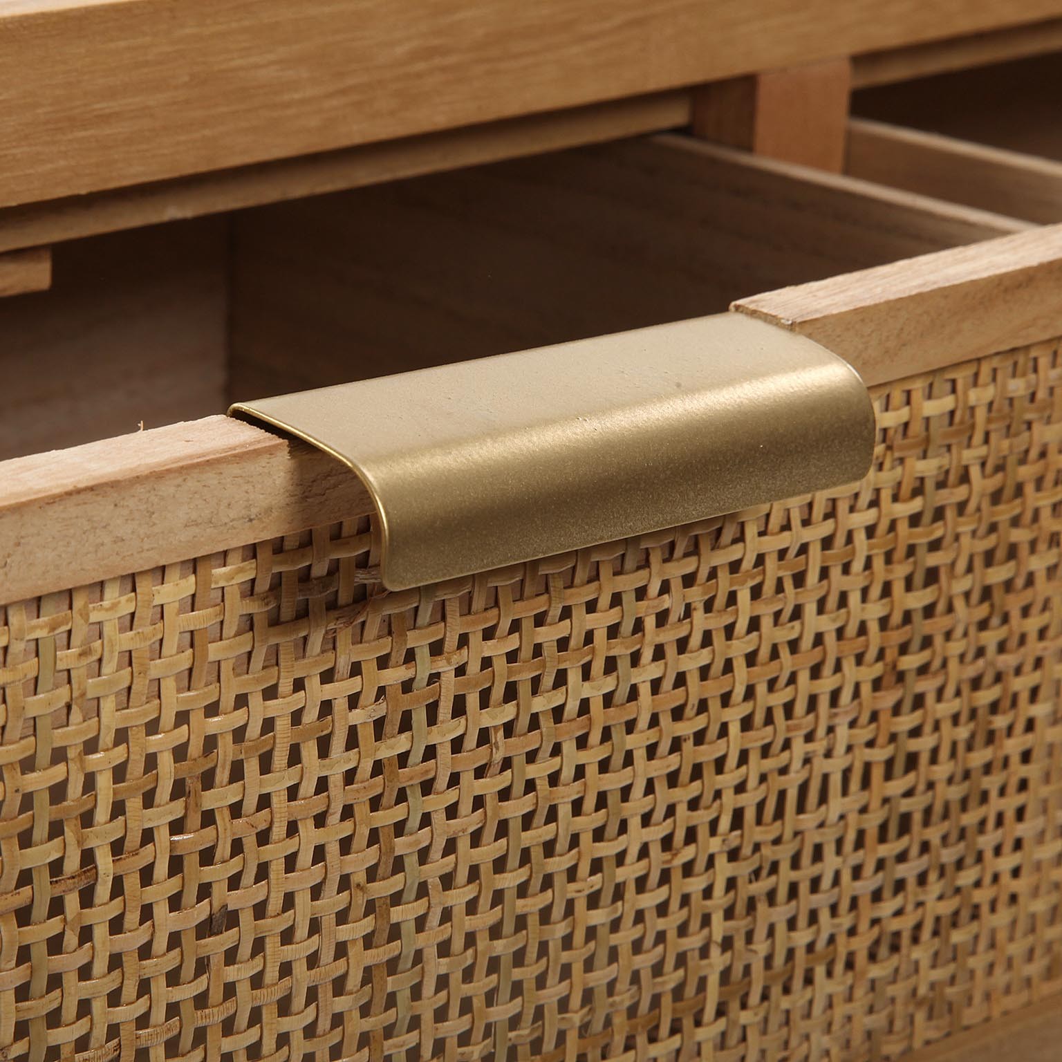 Gaveta de madeira com frente trançada e puxador metálico dourado