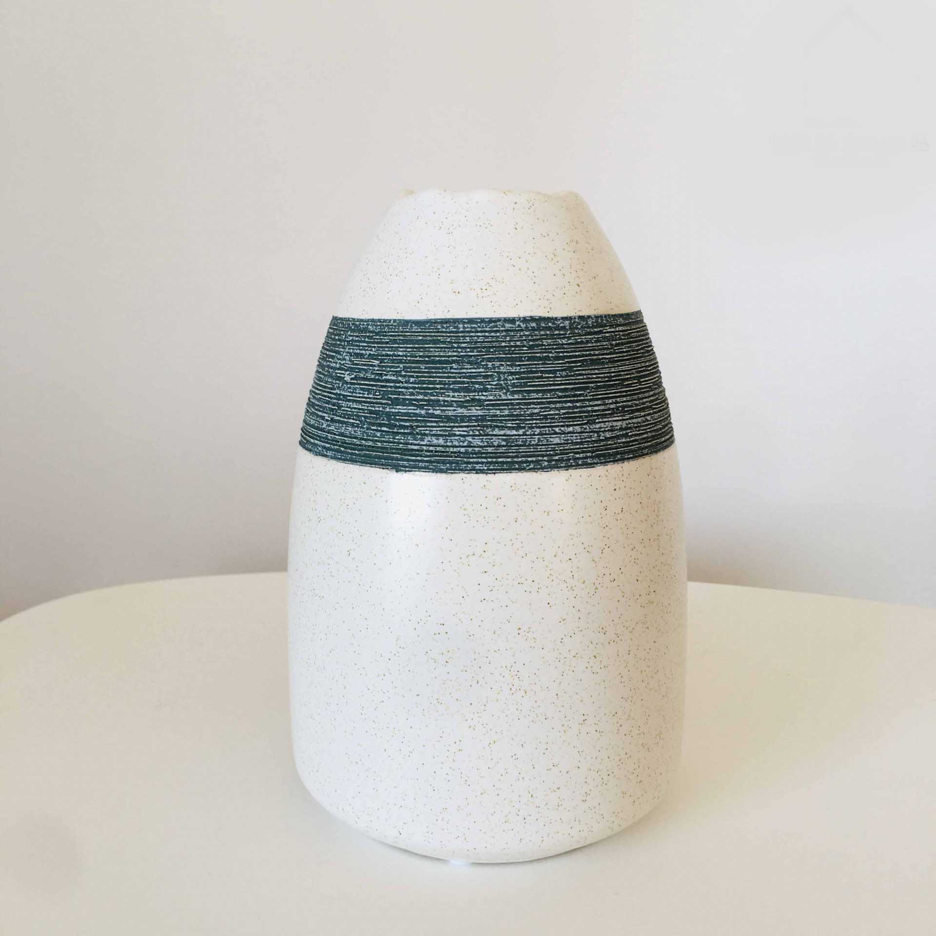 Vaso de cerâmica branca com faixa azul escura