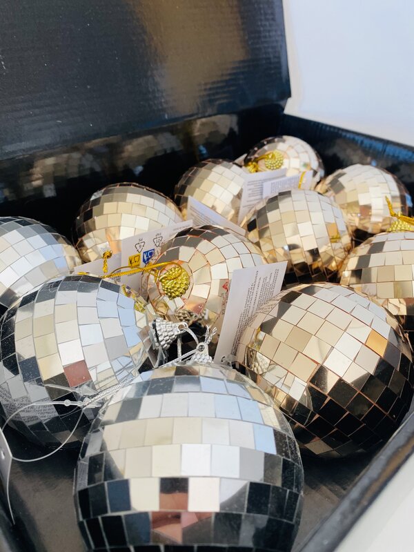 Bolas decorativas de Natal espelhadas em caixa preta