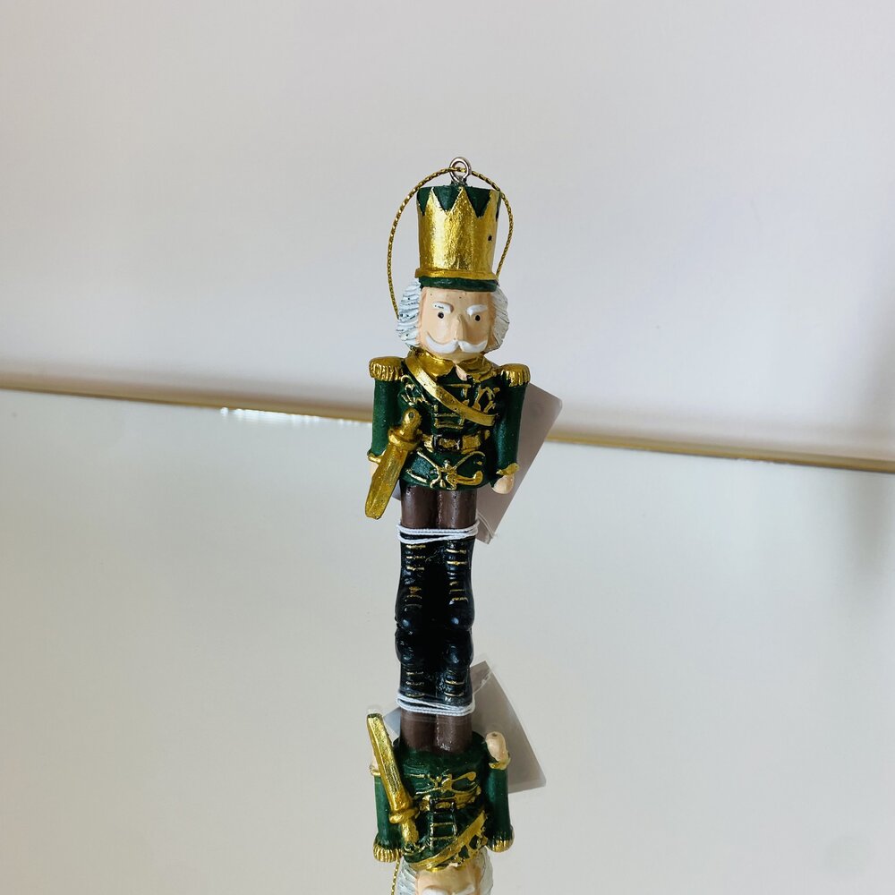 Figura decorativa de soldado Quebra-Nozes verde e dourado