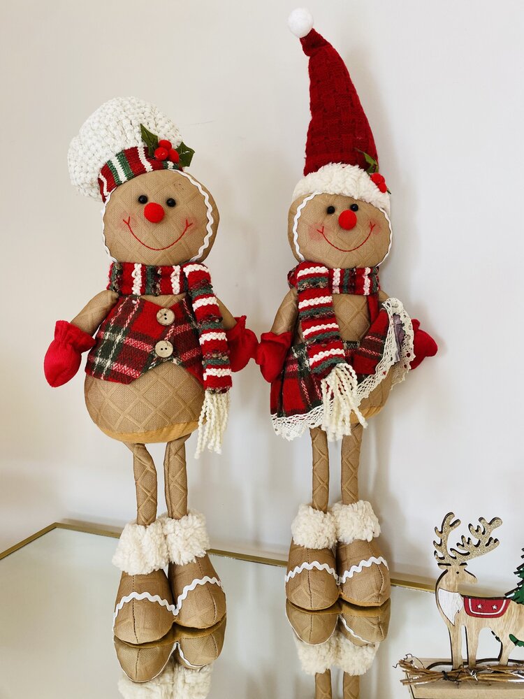 Dois bonecos natalícios em tecido, com roupa xadrez e gorros vermelhos.