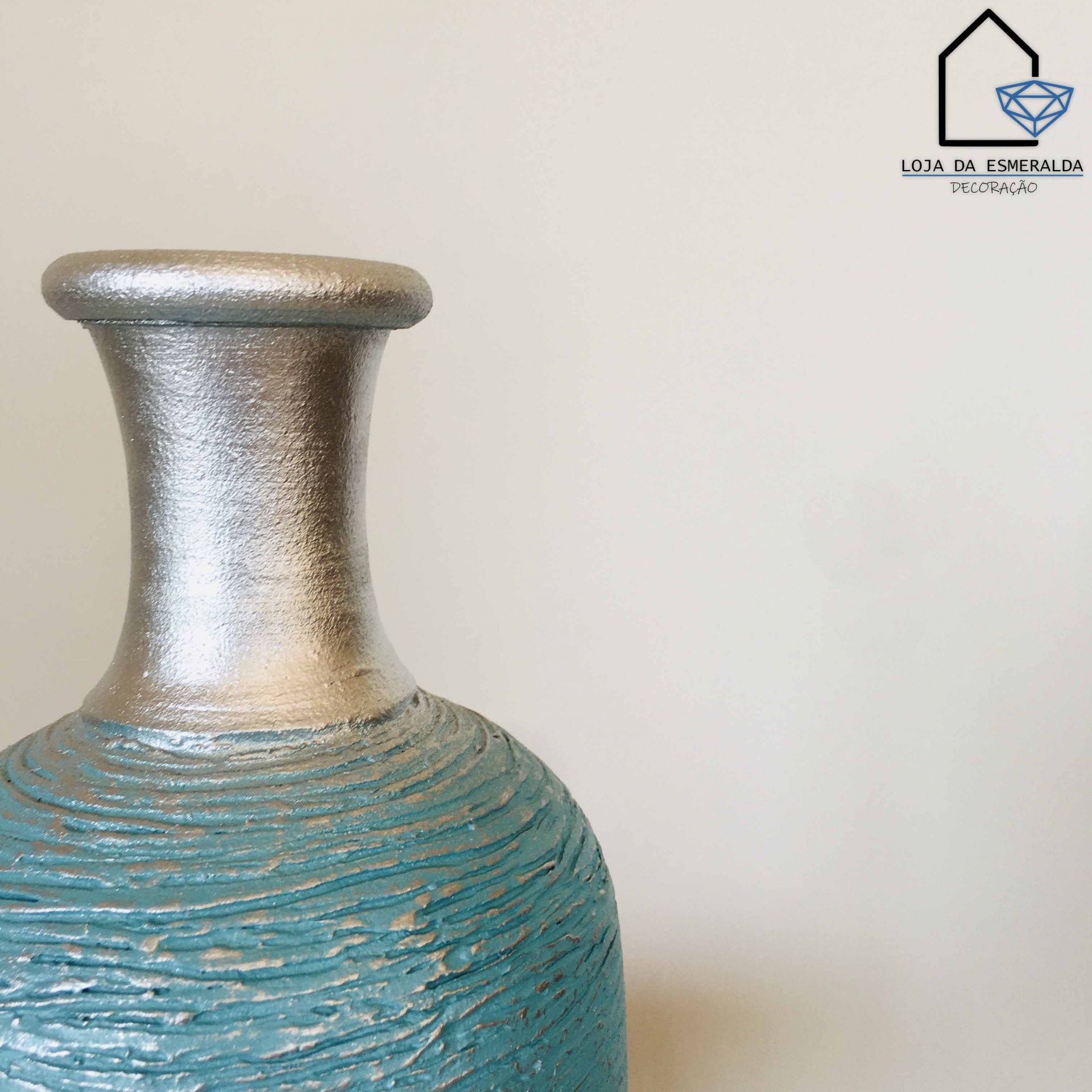 Vaso decorativo azul e prateado com textura ondulada em fundo branco com logótipo