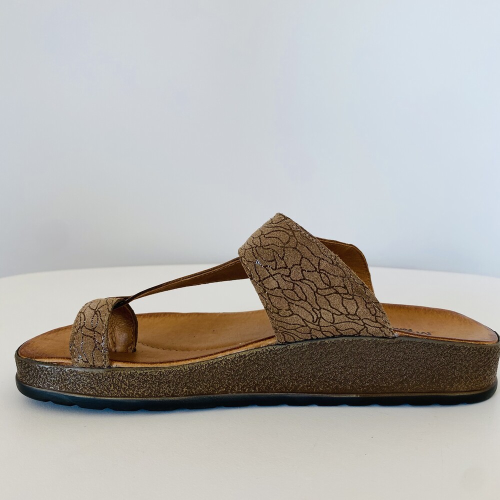 Sandália rasteira castanha com padrão em relevo e sola preta