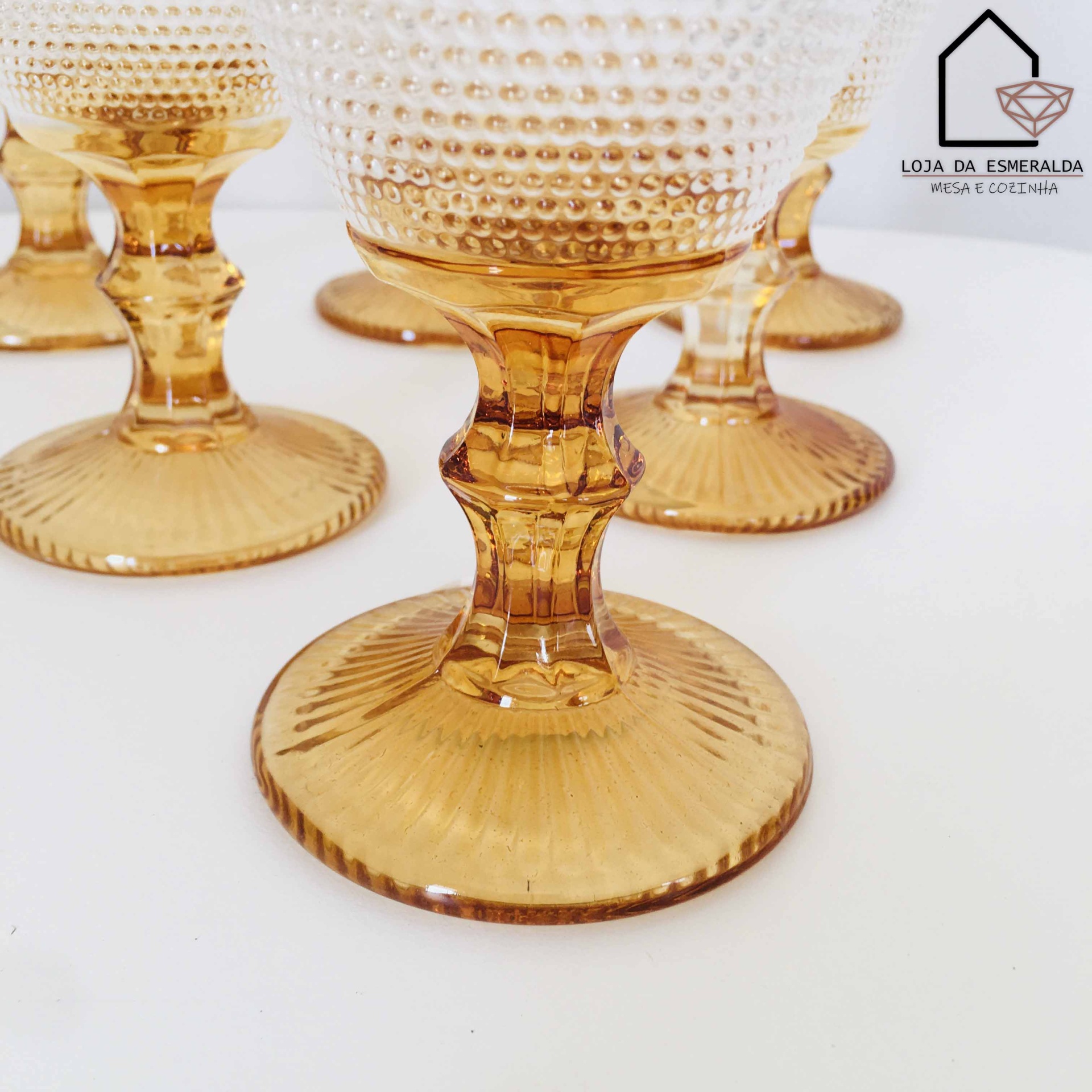 Copos de vidro âmbar com textura de bolinhas