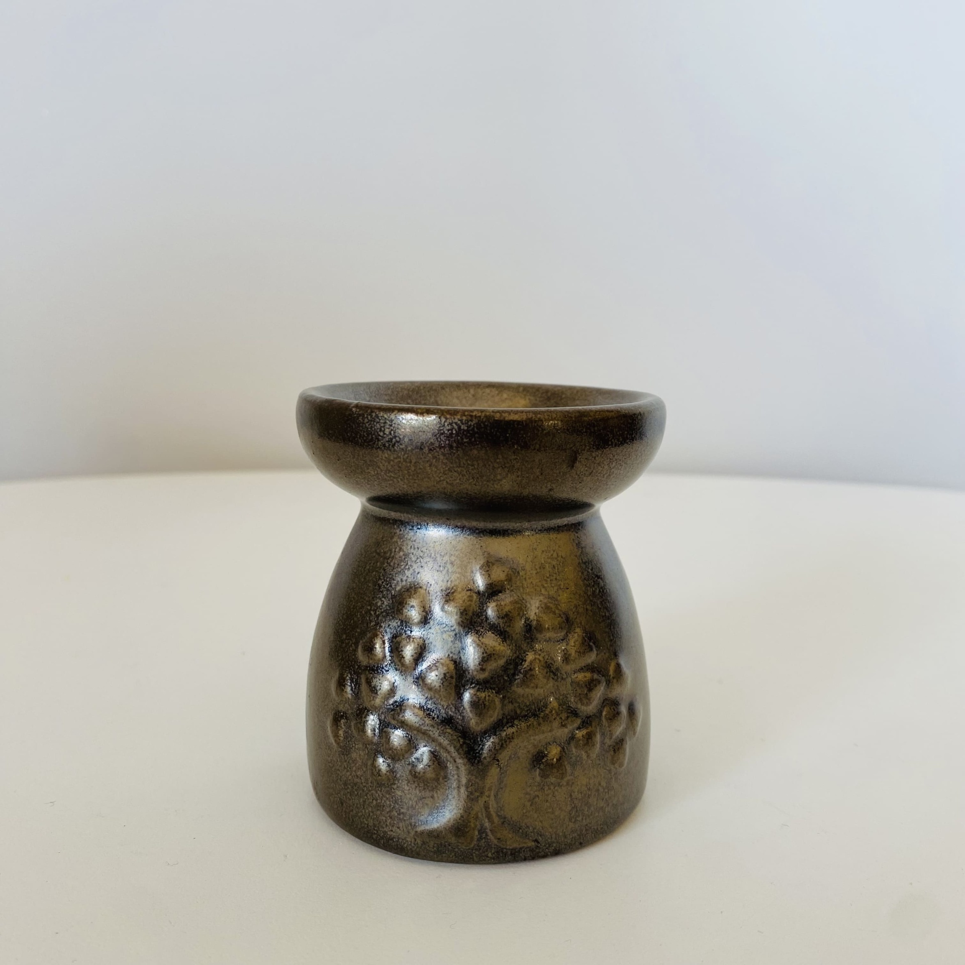 Aromatizador ou suporte de cerâmica castanha com padrão em relevo