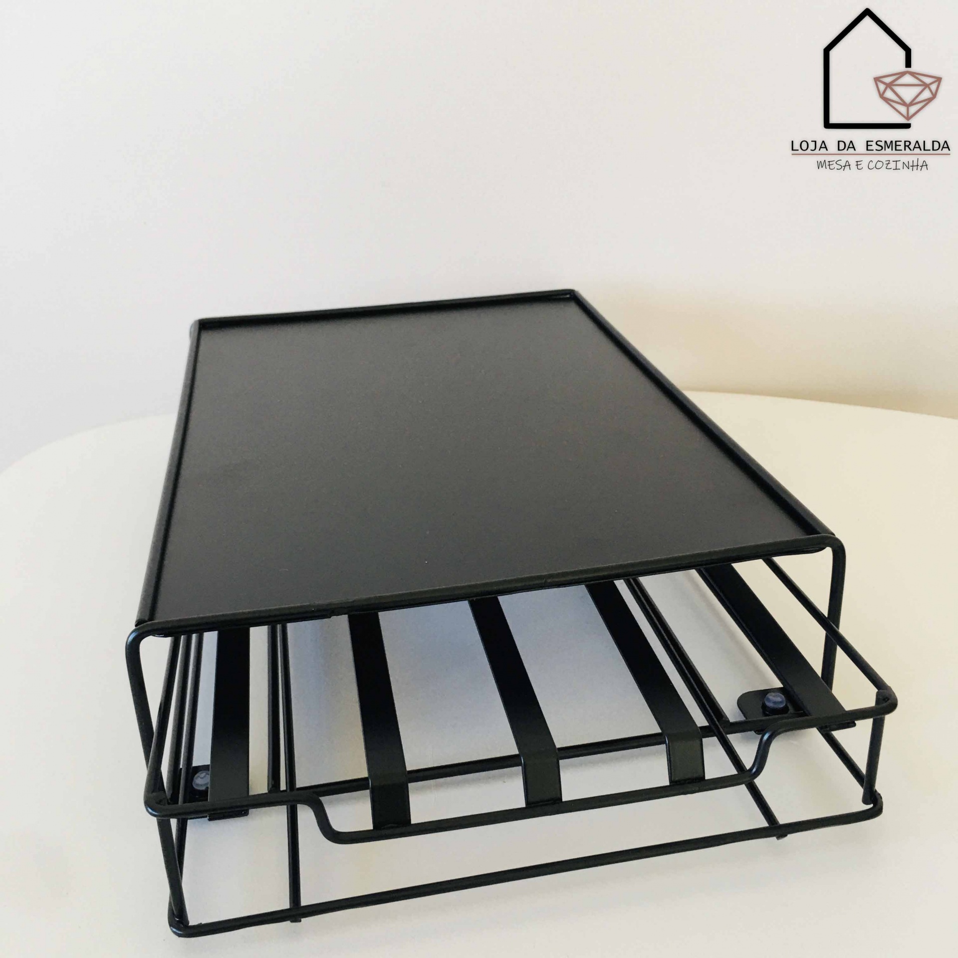 Suporte de metal preto de dois níveis para arrumação