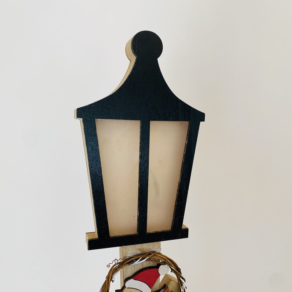 Lanterna decorativa preta com parte frontal branca