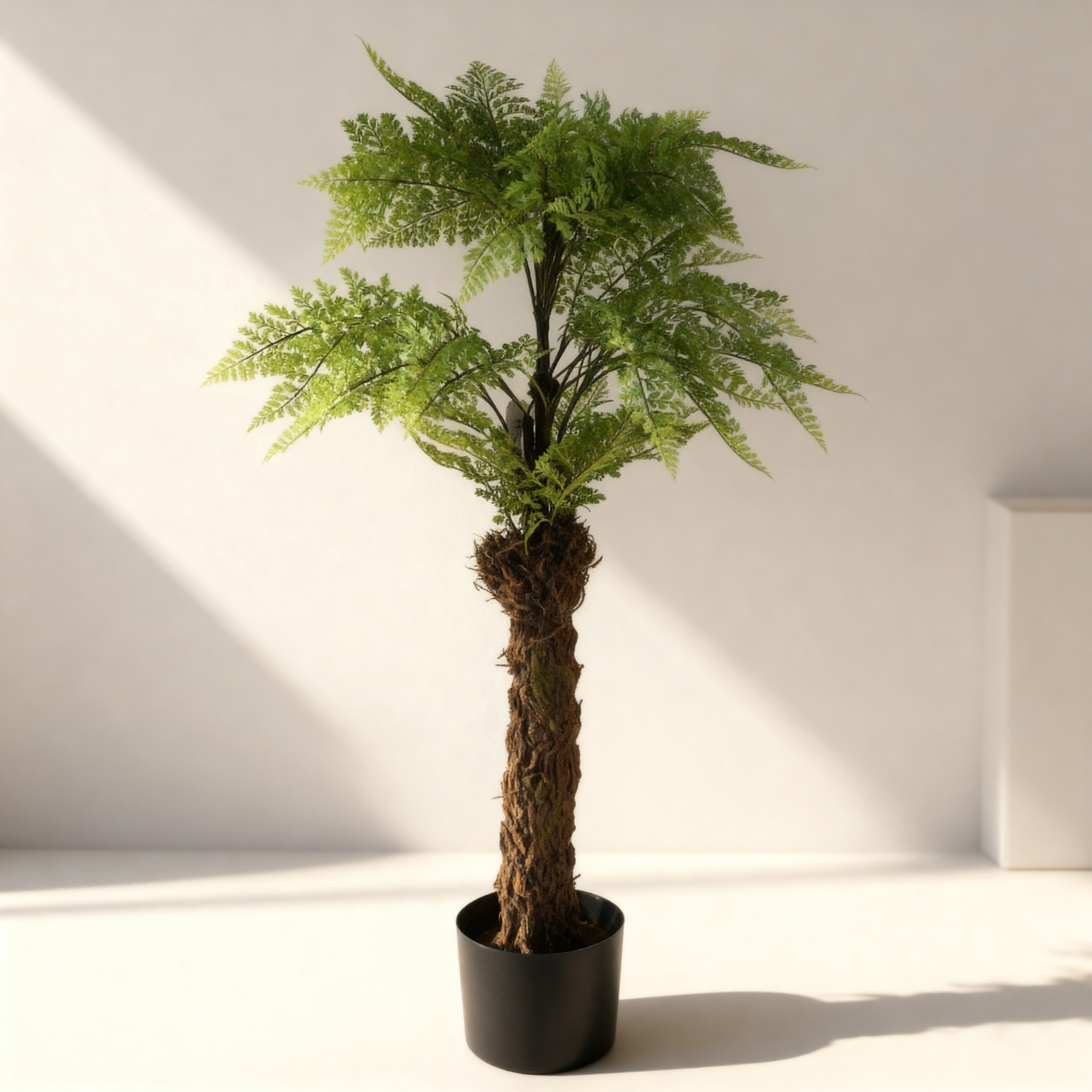 Planta artificial com tronco castanho em vaso preto