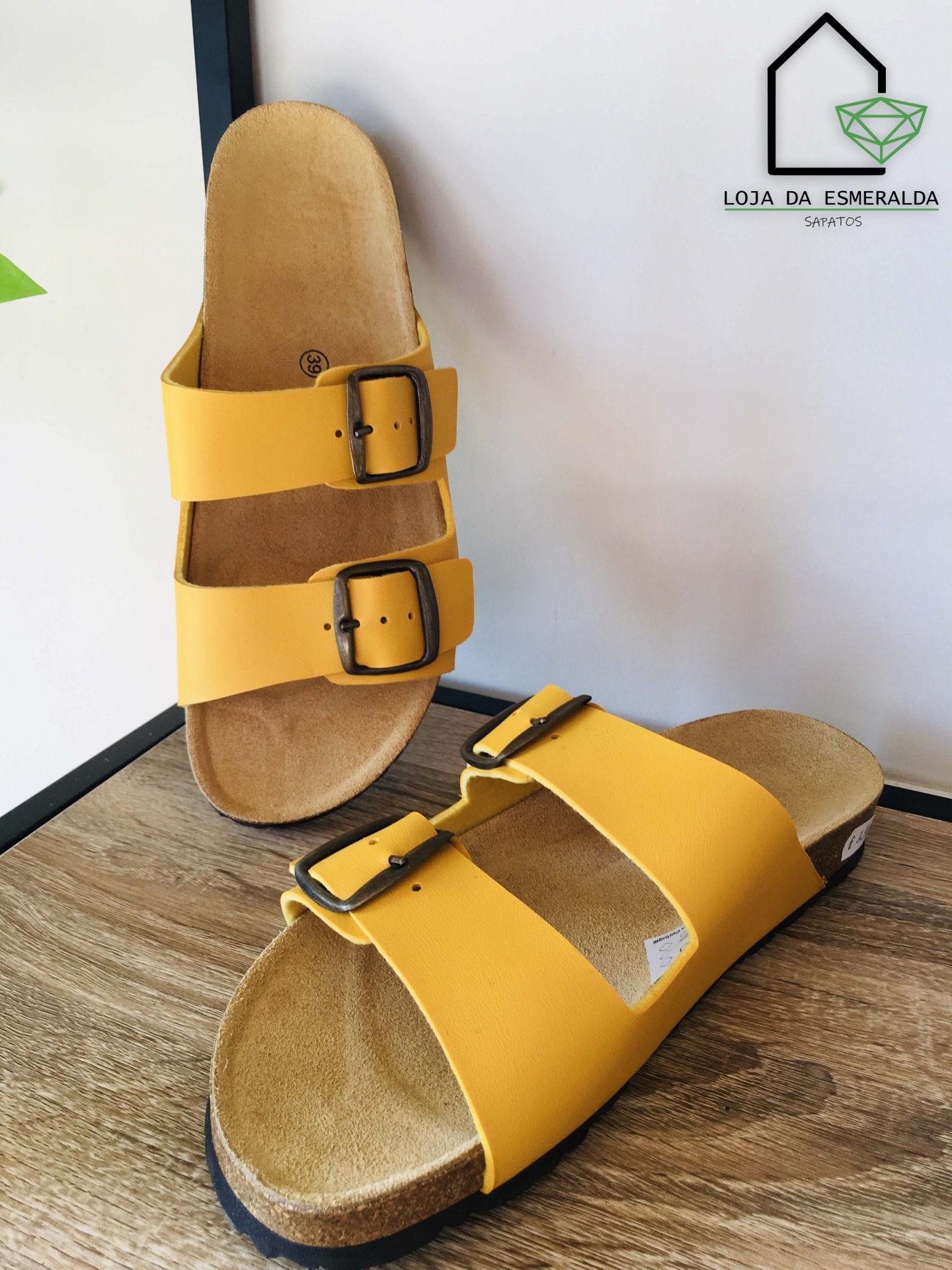 Sandálias amarelas com duas tiras e fivelas, solas bege e pretas