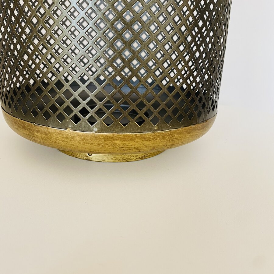 Base de cilindro metálico com padrão quadrado e madeira clara