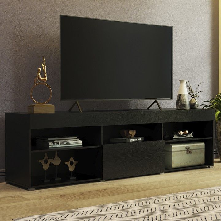 Móvel preto de sala com televisão, estatuetas, caixa cinzenta e tapete bege riscado