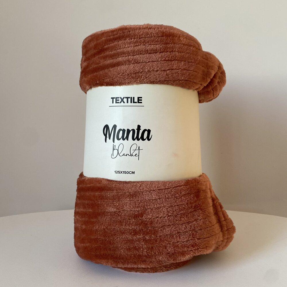 Manta castanha macia com etiqueta branca