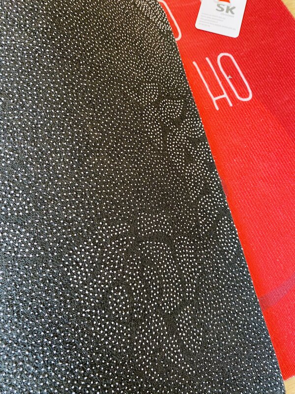 Tapete de ioga preto com textura antiderrapante e superfície vermelha com texto