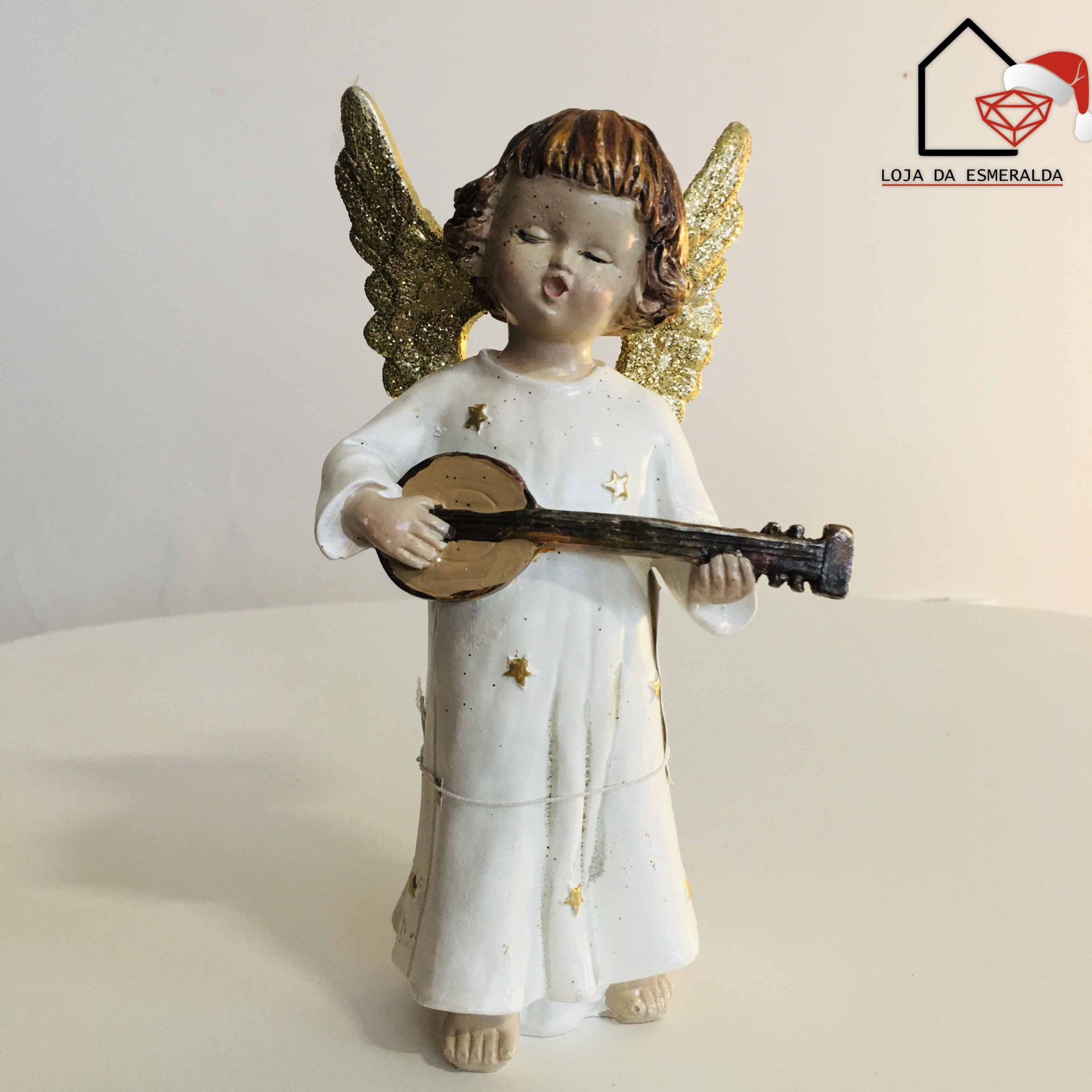 Estatueta de anjo branco com asas douradas tocando bandolim